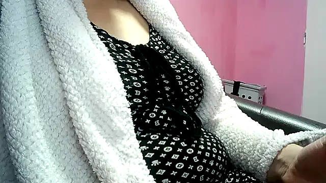 Snapshot of Lucinka1 chatting on 12/08/24, 07:00 Lucinka1 online show from 12/08/24, 07:00