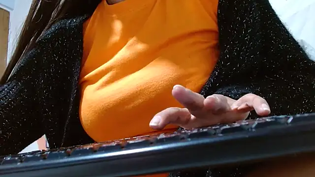 lupita84 online show from 12/15/25, 10:58