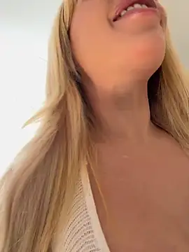 Snapshot of Alison_Diaz17 chatting on 03/19/25, 06:01 Alison Diaz17 online show from 03/19/25, 06:01