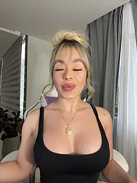 Snapshot of Alison_Diaz17 chatting on 10/23/25, 10:30 Alison Diaz17 online show from 10/23/25, 10:30