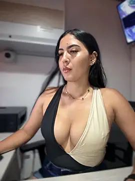 MarianaBenz online show from 10/04/25, 09:46