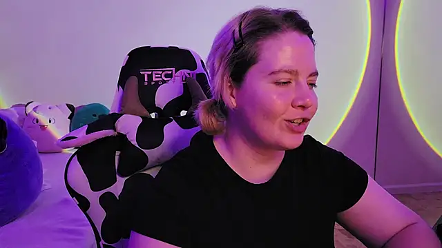 Snapshot of InternetFairy_XO chatting on 12/15/24, 09:31 InternetFairy XO online show from 12/15/24, 09:31