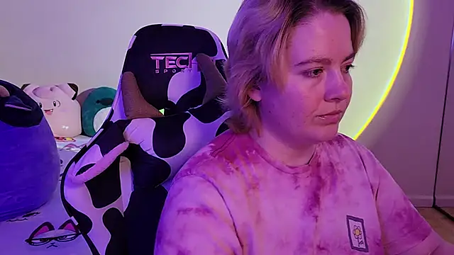 Snapshot of InternetFairy_XO chatting on 01/01/25, 05:33 InternetFairy XO online show from 01/01/25, 05:33