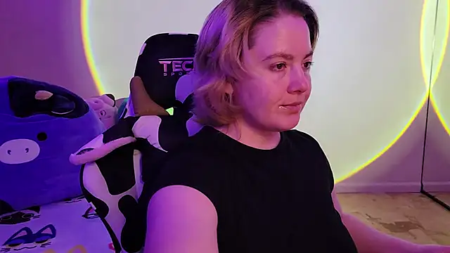 Snapshot of InternetFairy_XO chatting on 02/04/25, 03:44 InternetFairy XO online show from 02/04/25, 03:44