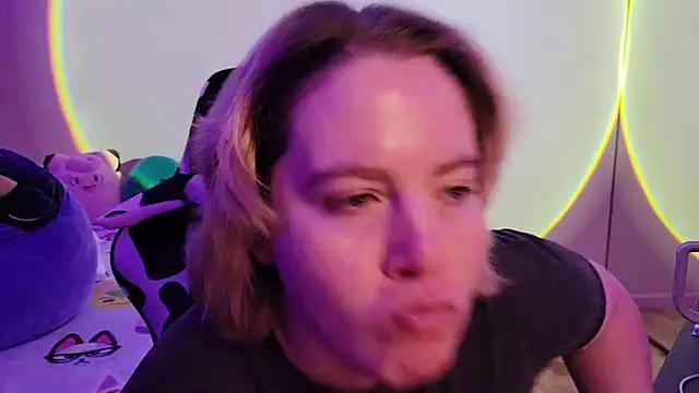 Snapshot of InternetFairy_XO chatting on 02/14/25, 03:54 InternetFairy XO online show from 02/14/25, 03:54