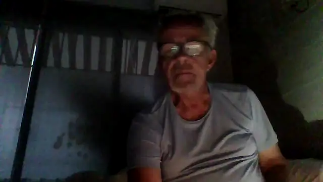 Snapshot of tuggy59 chatting on 11/13/25, 06:45 tuggy59 online show from 11/13/25, 06:45