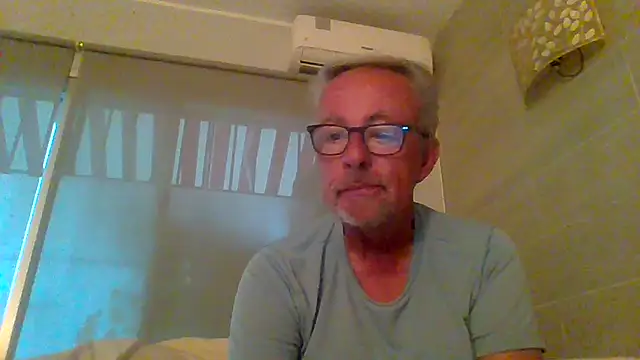 Snapshot of tuggy59 chatting on 11/17/25, 06:52 tuggy59 online show from 11/17/25, 06:52