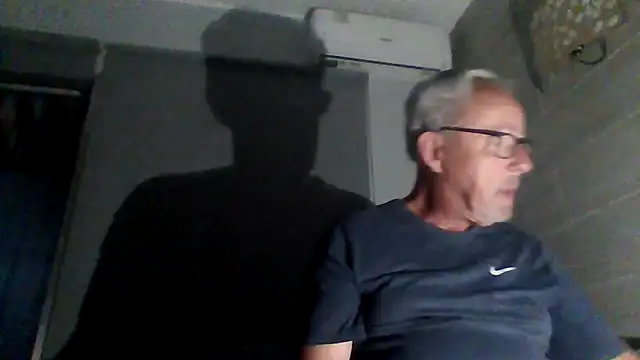 Snapshot of tuggy59 chatting on 11/26/25, 06:25 tuggy59 online show from 11/26/25, 06:25