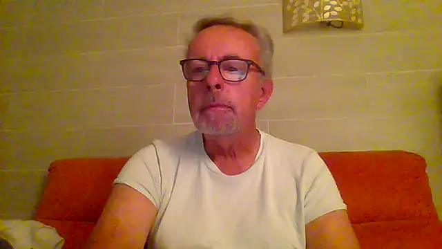 Snapshot of tuggy59 chatting on 12/19/25, 05:58 tuggy59 online show from 12/19/25, 05:58