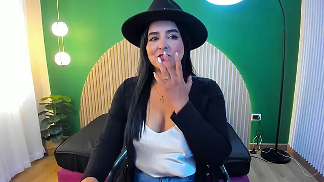 Snapshot of taylor_bennet chatting on 11/28/25, 11:57 taylor bennet online show from 11/28/25, 11:57