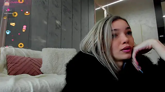 Snapshot of Sassy_Teen chatting on 01/17/26, 07:35 Sassy Teen online show from 01/17/26, 07:35