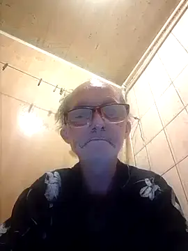 Snapshot of oksana722 chatting on 10/10/25, 08:41 oksana722 online show from 10/10/25, 08:41