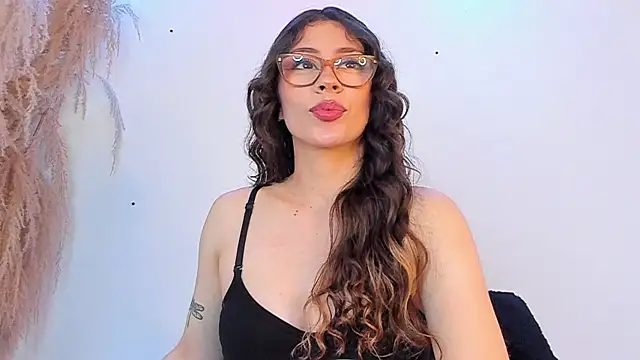 Snapshot of Katy_Van chatting on 02/16/25, 03:26 Katy Van online show from 02/16/25, 03:26