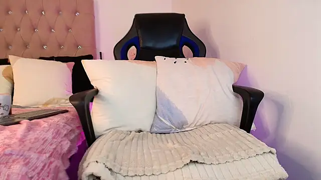 Snapshot of Katy_Van chatting on 03/01/25, 08:13 Katy Van online show from 03/01/25, 08:13