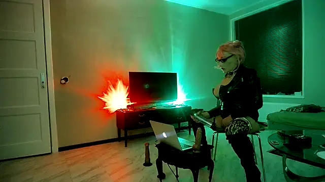 Snapshot of CharlotteVixxens chatting on 01/10/25, 04:41 CharlotteVixxens online show from 01/10/25, 04:41