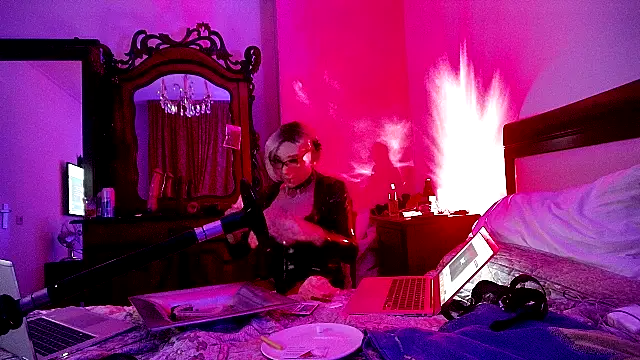 Snapshot of CharlotteVixxens chatting on 10/02/25, 11:56 CharlotteVixxens online show from 10/02/25, 11:56