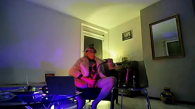 Snapshot of CharlotteVixxens chatting on 11/12/25, 12:00 CharlotteVixxens online show from 11/12/25, 12:00