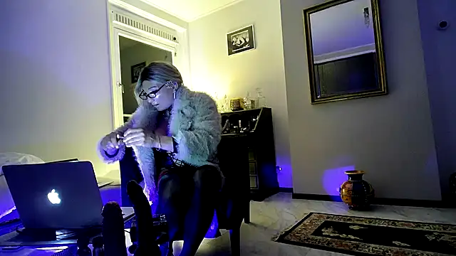 Snapshot of CharlotteVixxens chatting on 12/02/25, 11:00 CharlotteVixxens online show from 12/02/25, 11:00