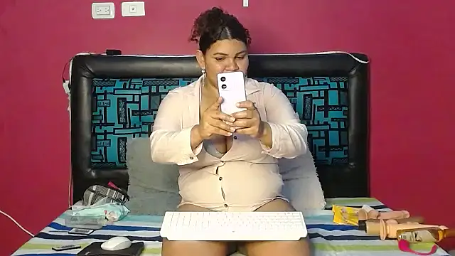 Snapshot of karolhot916 chatting on 10/23/25, 12:10 karolhot916 online show from 10/23/25, 12:10