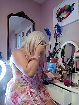 Snapshot of Lia_Roxx chatting on 02/13/25, 04:17 Lia Roxx online show from 02/13/25, 04:17