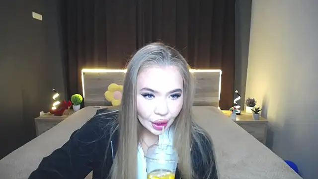 Snapshot of StacyYellig chatting on 10/07/25, 07:11 StacyYellig online show from 10/07/25, 07:11