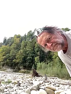 Snapshot of artXhibitor chatting on 10/07/25, 01:41 artXhibitor online show from 10/07/25, 01:41