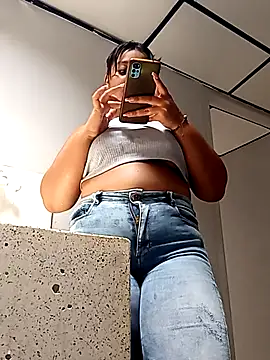 Snapshot of stefanie010 chatting on 02/12/25, 04:44 stefanie010 online show from 02/12/25, 04:44