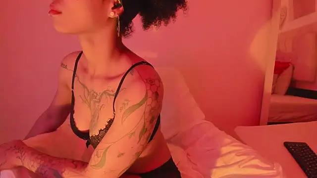 Snapshot of daiana_curly chatting on 01/15/25, 03:07 daiana curly online show from 01/15/25, 03:07