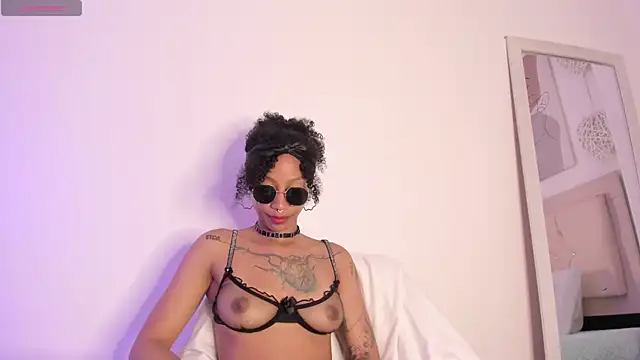 Snapshot of daiana_curly chatting on 03/18/25, 02:26 daiana curly online show from 03/18/25, 02:26