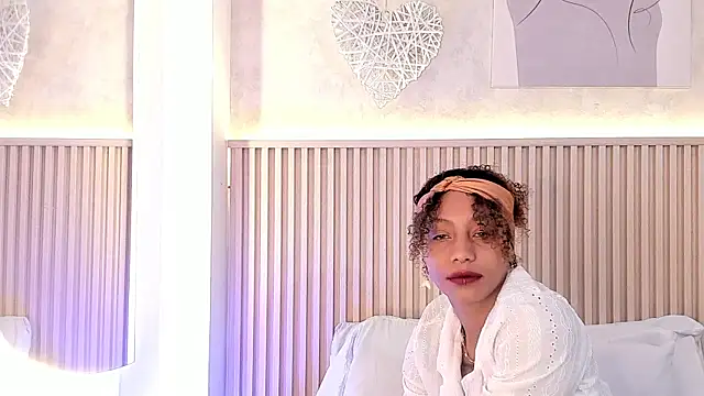 Snapshot of daiana_curly chatting on 09/25/25, 08:01 daiana curly online show from 09/25/25, 08:01