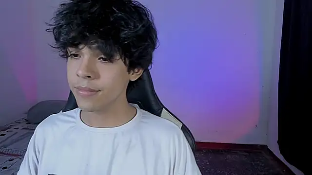 Snapshot of Alan26_ chatting on 11/18/25, 02:28 Alan26 online show from 11/18/25, 02:28