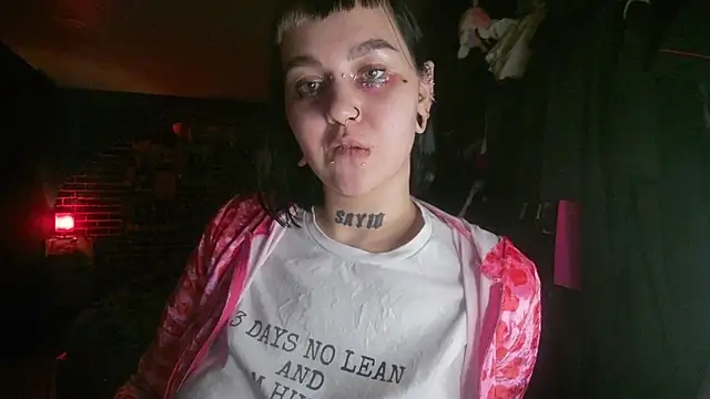 Snapshot of MoorderxDoll chatting on 01/06/25, 03:42 MoorderxDoll online show from 01/06/25, 03:42