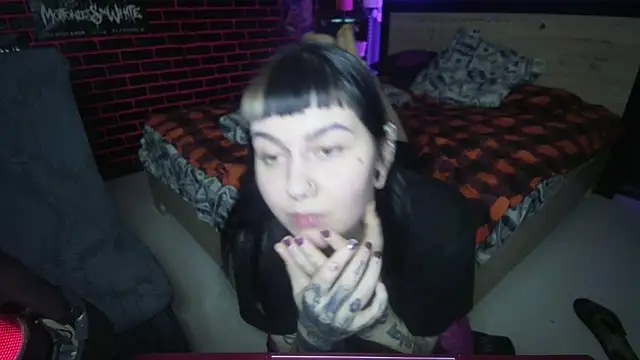 Snapshot of MoorderxDoll chatting on 12/14/25, 07:40 MoorderxDoll online show from 12/14/25, 07:40