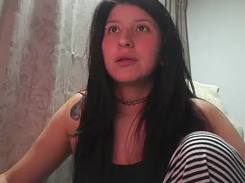 Snapshot of has_Zky chatting on 11/19/25, 04:23 has Zky online show from 11/19/25, 04:23