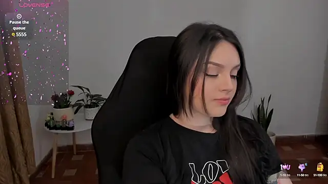 Snapshot of anaveleeez chatting on 12/15/24, 10:15 anaveleeez online show from 12/15/24, 10:15