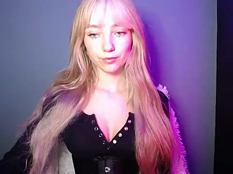 LuciaYoung online show from 11/13/25, 07:29