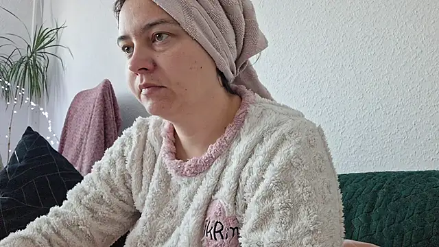 Snapshot of Cyndee_Winter chatting on 11/23/25, 08:36 Cyndee Winter online show from 11/23/25, 08:36