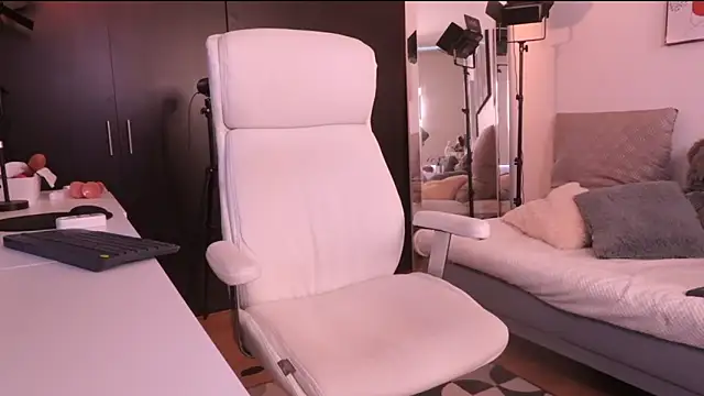 Snapshot of Anah_s chatting on 12/14/25, 04:23 Anah s online show from 12/14/25, 04:23