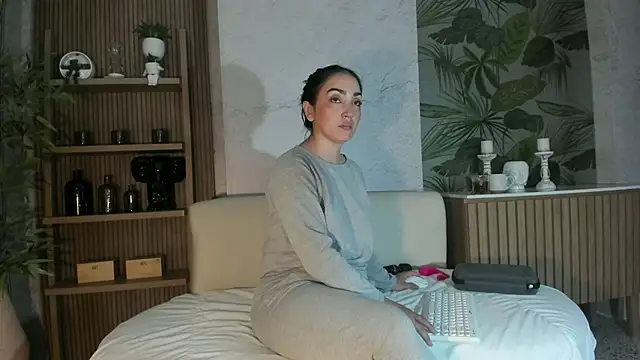 LIAH IZUMI online show from 11/19/25, 01:11