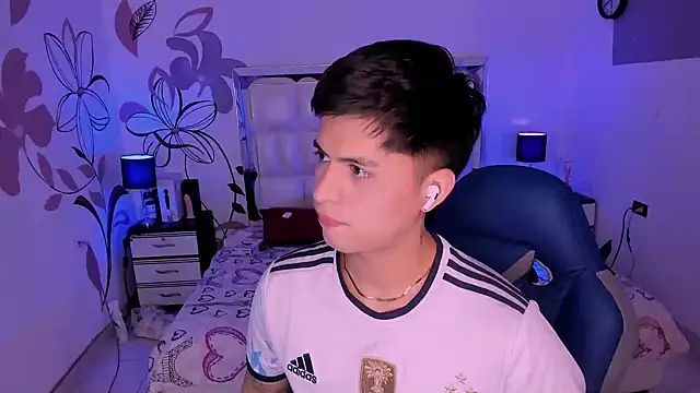 Snapshot of Niicky1_ chatting on 12/13/24, 08:26 Niicky1 online show from 12/13/24, 08:26