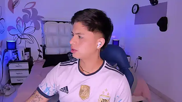 Snapshot of Niicky1_ chatting on 12/18/24, 08:47 Niicky1 online show from 12/18/24, 08:47