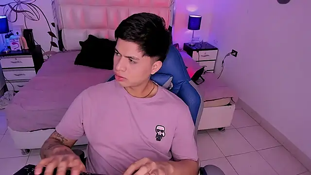 Snapshot of Niicky1_ chatting on 12/20/24, 09:06 Niicky1 online show from 12/20/24, 09:06