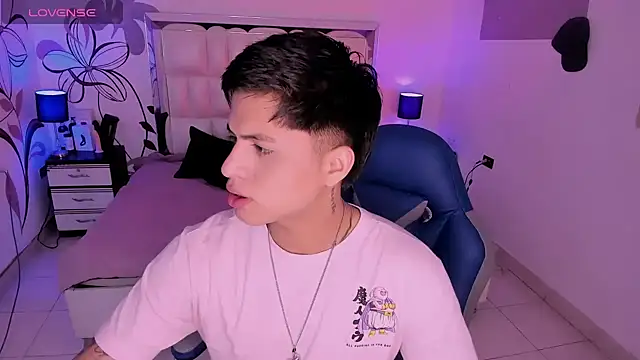 Snapshot of Niicky1_ chatting on 12/23/24, 08:14 Niicky1 online show from 12/23/24, 08:14