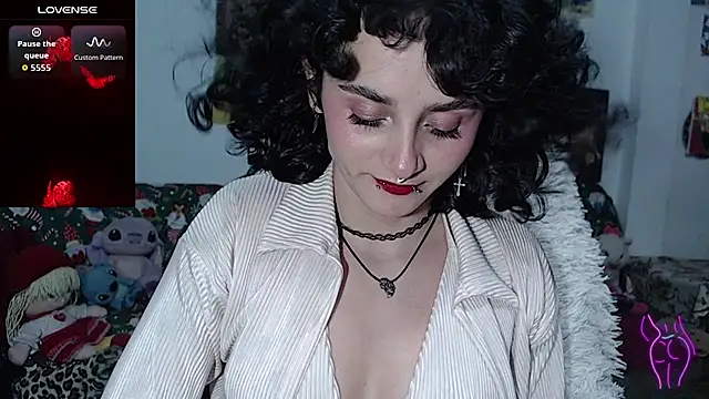 Snapshot of kitty22_ chatting on 12/20/25, 11:06 kitty22 online show from 12/20/25, 11:06