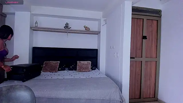 AbrilStivenson  online show from 09/18/25, 02:52