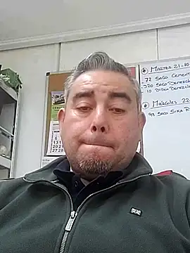 Snapshot of Manolete007x chatting on 10/21/25, 10:32 Manolete007x online show from 10/21/25, 10:32