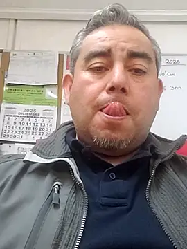 Snapshot of Manolete007x chatting on 12/19/25, 10:39 Manolete007x online show from 12/19/25, 10:39