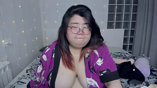 Snapshot of Nadine_asian chatting on 12/12/24, 05:20 Nadine asian online show from 12/12/24, 05:20