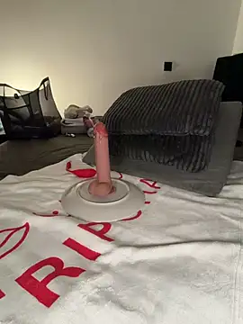 Laurahorney xo online show from 10/22/25, 08:41