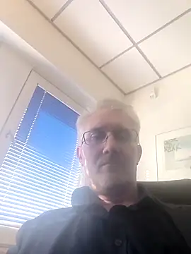 Snapshot of tom-swede chatting on 03/13/25, 02:23 tom-swede online show from 03/13/25, 02:23